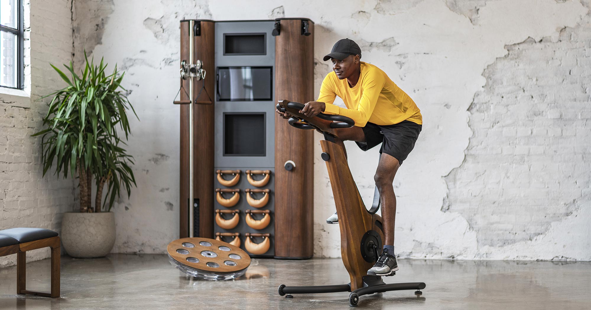 NOHRD Bike V.2 – en stilren treningssykkel i tre med integrert berøringsskjerm, perfekt for designbevisste treningsentusiaster.